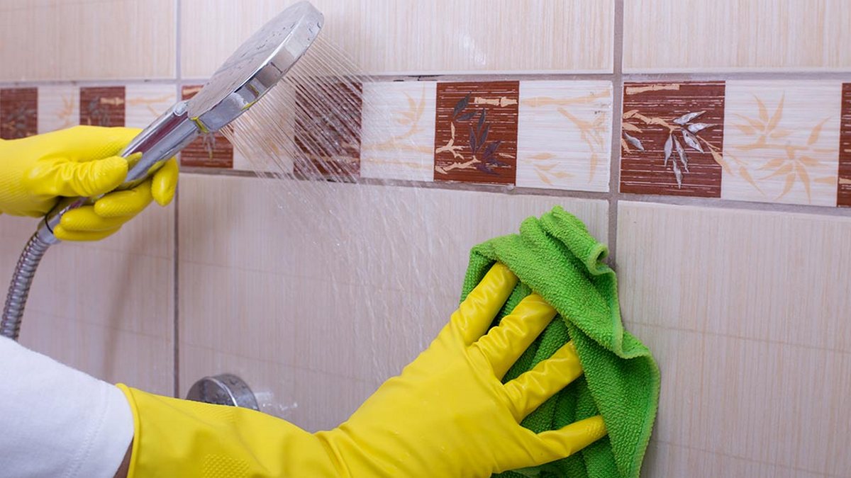 How to clean bathroom tiles